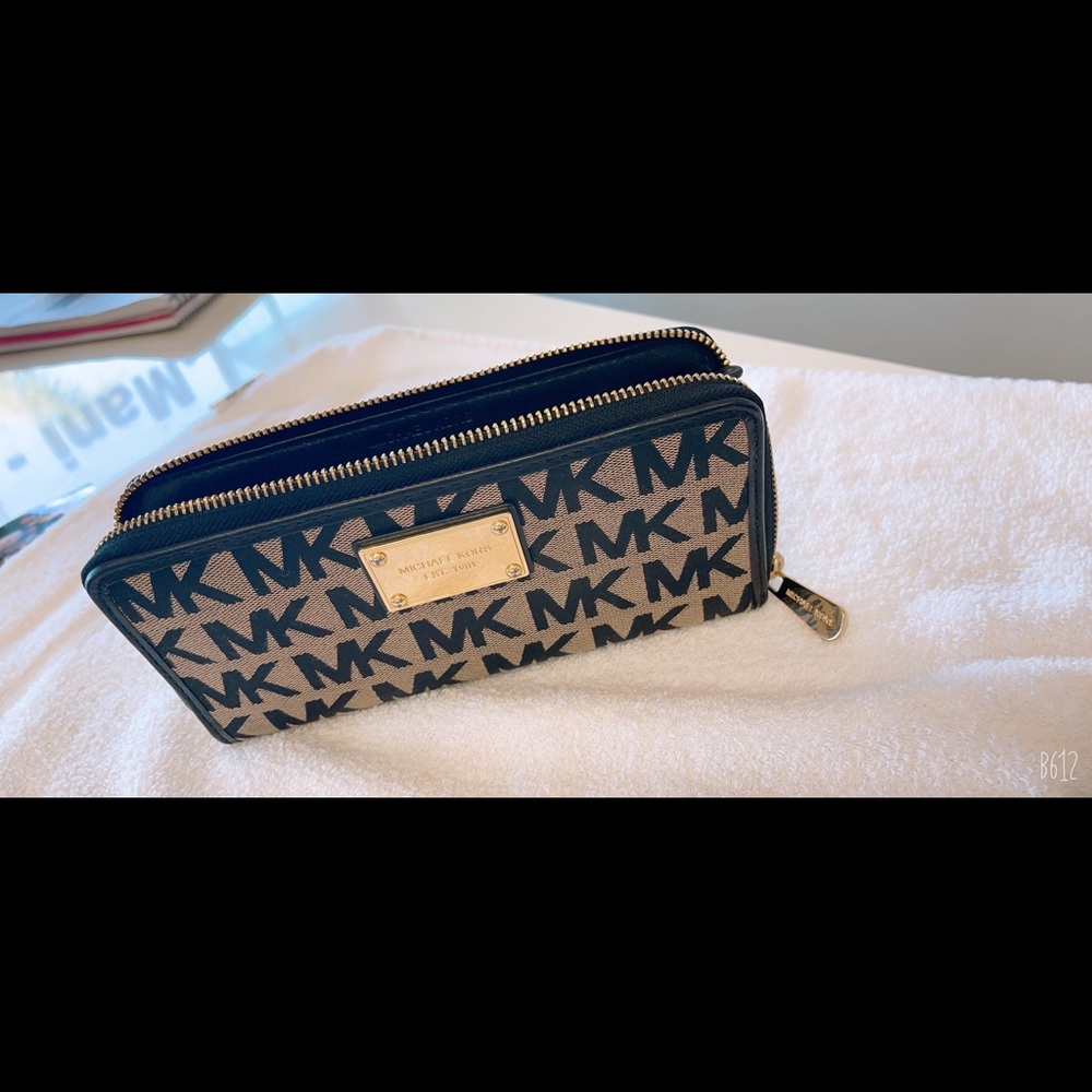 Michael kors women wallet.